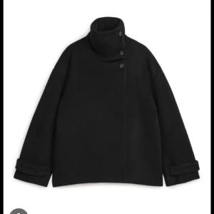 Arket kappa - Säljer min fina kappa från arket då jag tycker att den är lite för stor på mig. Användes i höstas och i vintras, fint skick men lite synligt använd men inga skavanker💗