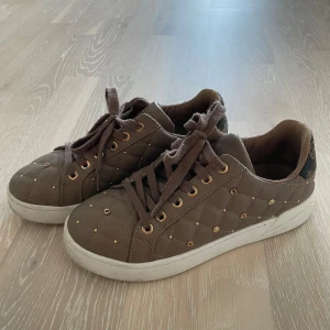 Skor - Guess skor i storlek 39⭐️ Endast använda ett fåtal gånger! Ordinarie pris 1249kr
