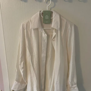 Skjorta/blus strl 36  - Fin till sommaren  Gräddvit skjorta / blus från H&M  Etikett kvar  Strl 36  