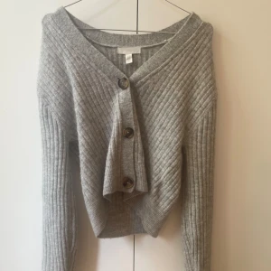 Grå kofta | H&M - Jättesöt och bekväm kofta från H&M🩶 Jag säljer den för att den tyvärr inte kommer till användning. Koftan är i bra skick och pris kan alltid diskuteras!!💘