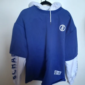 Hoodie - Blå vit oversized hoodie med tryck på bak och framsidan samt ärmarna. Supersnygg och väldigt varm.   Köparen står för frakt 💕