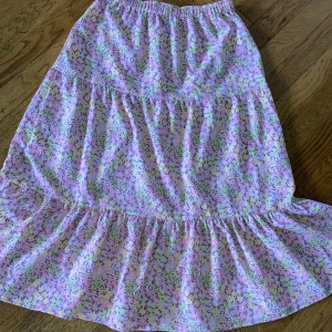 Blommig kjol - Kjolen är i bra skickt och är bara använd en gång. Den är xs från gina tricot.