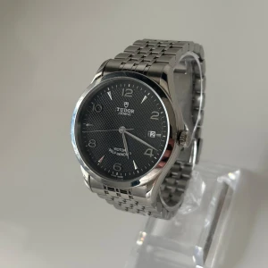 Tudor 1926 - • Modell: Tudor 1926 • Storlek: 39mm • Referens: 91550-0002 • År: 2020 • Skick: Mycket Bra • Medföljer: Fullset