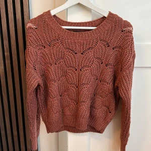 Stickad tröja  - En super fin stickad tröja i strl XS. Säljer för att det kommer inte till användning. Använd några gånger. I bra skick! 