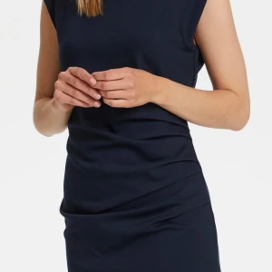 Helt ny klänning med prislapp på  - Helt ny klänning som inte har används och därav är Prislappen kvar. Den är marinblå och köpt på boozt från märket kaffe. Jag säljer pga att jag glömde lämna tillbaka varan.  Jag kan även mötas upp i göteborgsområdet. Bilderna är från boozt. 