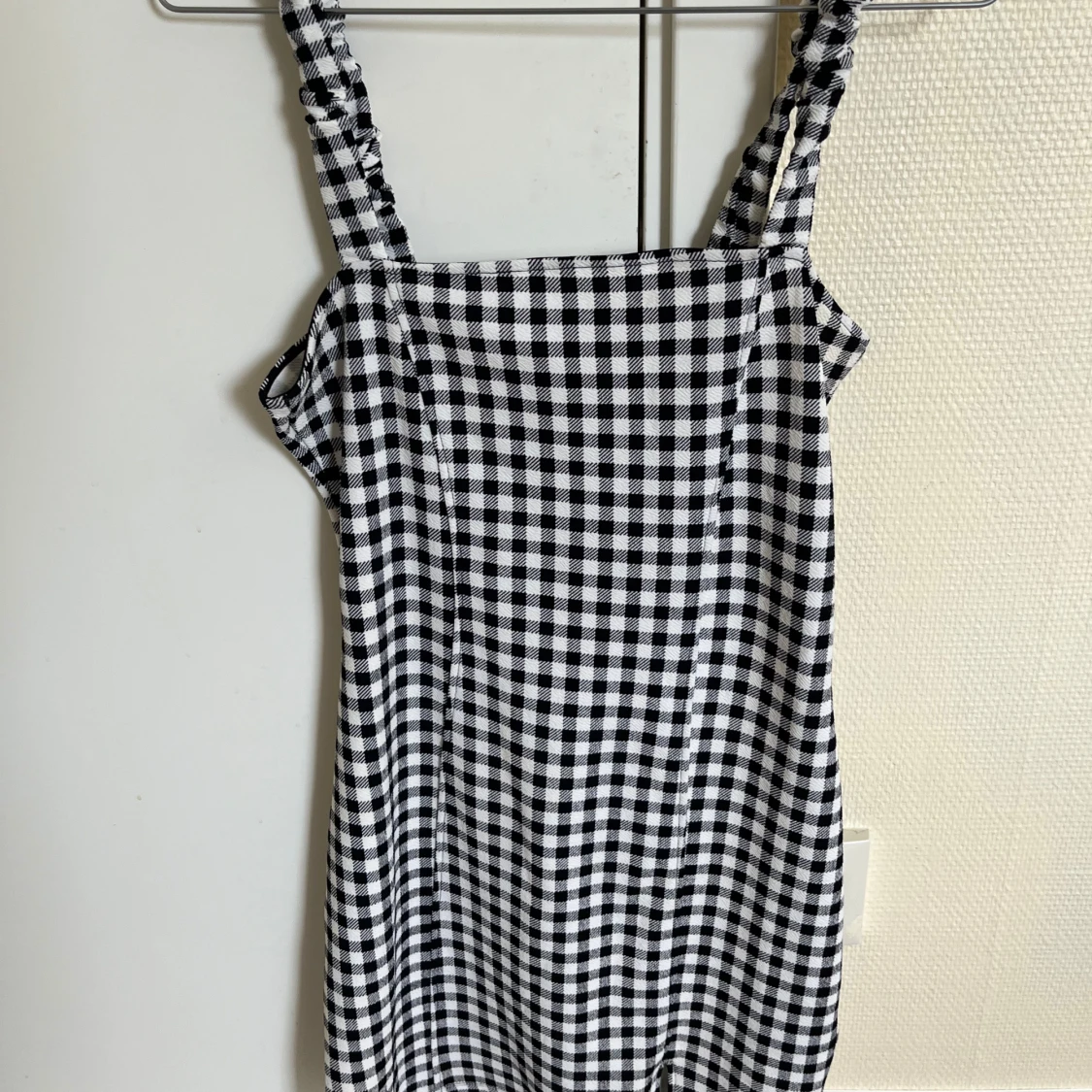 Svart och vit rutig klänning