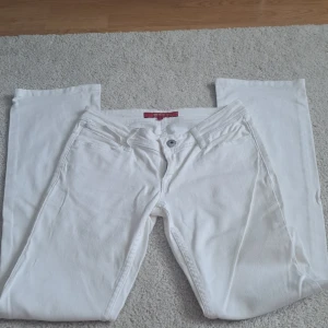Jeans - Ett par vita jeans som inte kommer till använding för att fom är lite för stora Priset kan diskuteras 