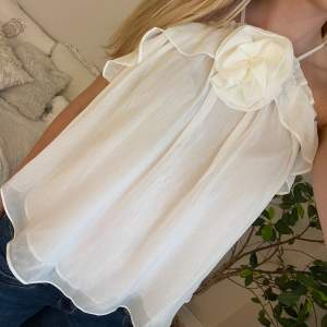 Supergullig vit topp med blomliknande detalj❤️💘 