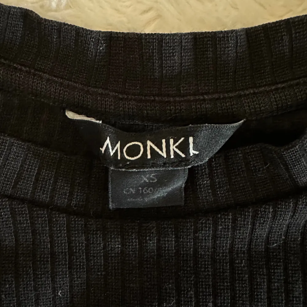 Svart croptop från Monki 🖤 Storlek XS. Tröjan är använd. Frakt tillkommer!. T-shirts.