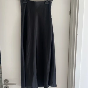 Satinkjol - Superfin satinkjol som tyvärr inte kommer till användning då jag har två💓Aldrig använt så i väldigt bra skick! Storlek Xs