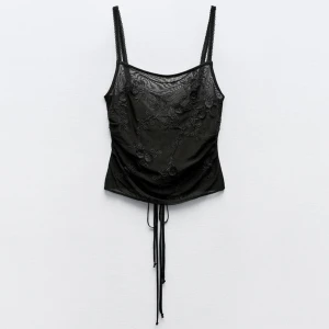 Tylltop i med brodyr - Jättefin top från zara med brodyr som man knyter i ryggen. Aldrig använd med prislapp kvar. Hör av dig om du vill ha fler bilder 🫶🏻