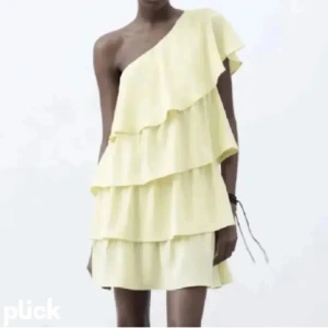 Gul volangklänning zara - Klänning från zara som är använd runt 4 ggr🙂🙂 jätte fin🙂vi kan diskutera om pris