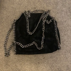 Väska  - Stella McCartney liknande väska, jätte bra skick super söt och fin. 