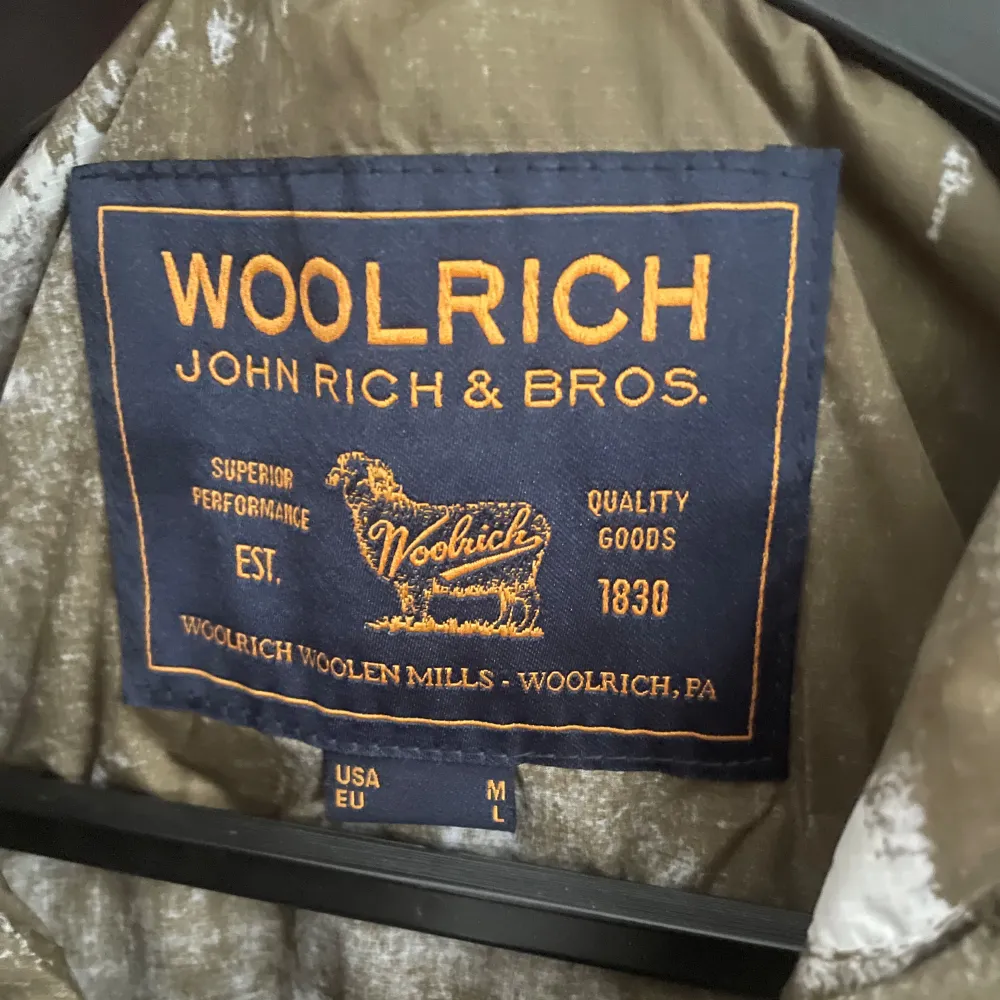 Tja! Säljer nu denna woolrich windbreaker! Perfekt till sena sommarkvällar! Skick 10/10 helt ny med tags! Om du har några frågor eller funderingar är det bara att höra av dig!🙌 Allt gott Melker . Jackor.