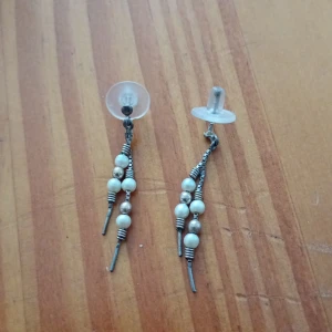 Örhängen guldfärgad metall med pärlor.stift - Örhängen guldfärgad metall med pärlor.stift.