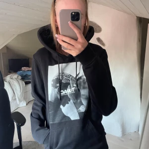 Svart hoodie - Svart hoodie med Tupac tryck. Tröjan är i väldigt fint skick 🩷