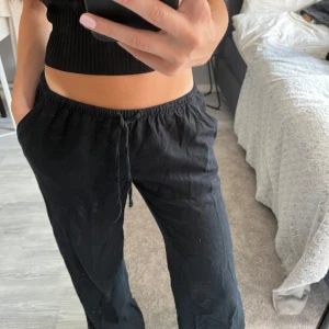 Svarta linnebyxor  - Säljer dessa snygga linnebyxor i svart från hm , då de har blivit för korta på mig (se sista bilden ) jag är 170 därav hade de passat någon kortare än mig 💕💕