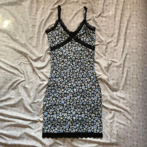 Miniklänning från H&M - Miniklänning från H&M i jätteskönt material, perfekt till sommaren. Knappt använd.