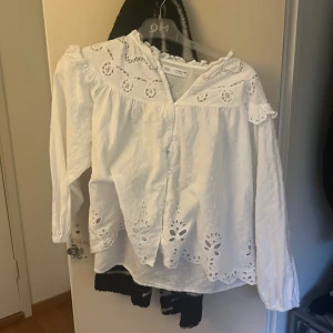 Zara blus - Säljer denna super fina blusen från zara som ej säljs längre passar mig som har xs❤️