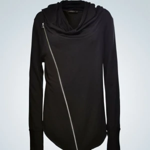 Tiger of Sweden tröja!!👑🥂 - Märkes tröja som är sparsamt använd! Den är därav i fint skick och är verkligen en mysig tröja. Cool tröja som inte är som ”de vanliga”. Vid snabb affär går jag absolut med på att sänka priset! 