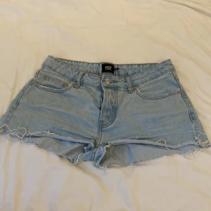 Ljusblå jeansshorts - Lågmidjade jeansshorts från Lager 157, i modellen Lexi⭐️ Använda mycket under en sommar men fortfarande i bra skick. Köpta för 150 kr, säljer för 75 kr + frakt