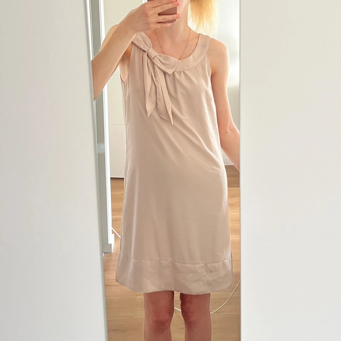 Rosa klänning med rosett 