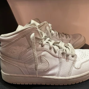 Vita Jordan 1s - Storlek 44 välanvända.  köpta på Nike. Dom är äkta och det finns kvitto