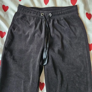 Svarta bootcut mjukisbyxor  - Svarta mjukisbyxor ifrån Ginatricot. Storlek XS men passar upp till M då de är väldigt strechiga. I gamla modellen så säljs inte längre vad jag vet. Skriv vid eventuella frågor. Kan även skicka fler bilder :)