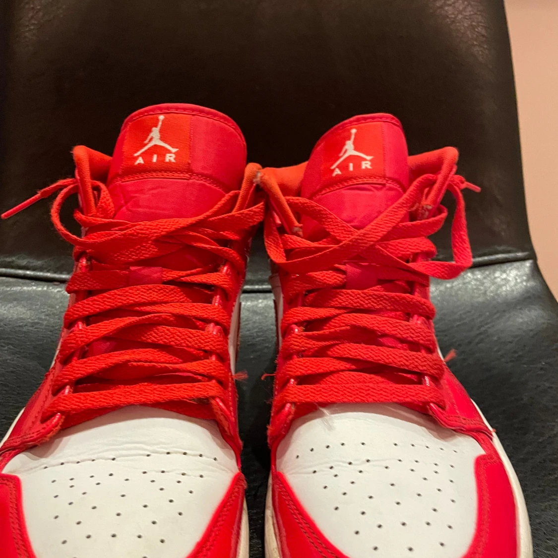 Röda jordans storlek 43