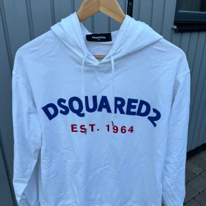 DSQUARED 2 HOODIE - Fin Hoodie från DSQUARED. Säljes pga att den inte kommer till användning längre. Inga fel alls med tröjan. Skick 9/10. Hör av er vid minsta fråga!!