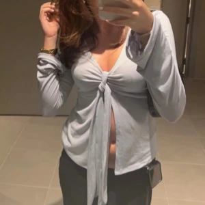 Topp - Världens finaste topp från Gina tricot i ljusblå. Storlek S och är perfekt till fest eller sommar.