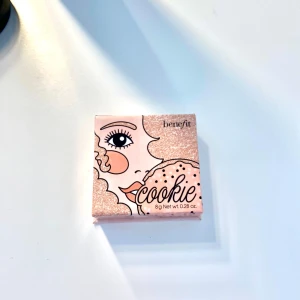 Benefit cookie highlighter  - Superpigmenterad populär highlighter. 💗Köptes för 420 kr. ger otroligt glow! ett måste i sminkrutinen💗skriv om ni vill ha fler bilder💗
