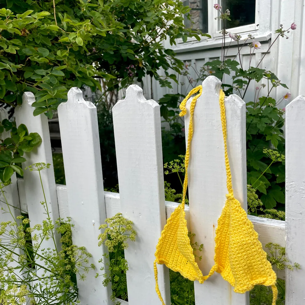 Virkade bikinis i 100% bomull. Storlek och färg anpassas efter önskemål💛. T-shirts.