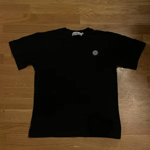 Stone island t shirt  - Jätte fin Stone island t shirt 100% äkta med påse stolek m men passar s skrivvvv nuu!!!!