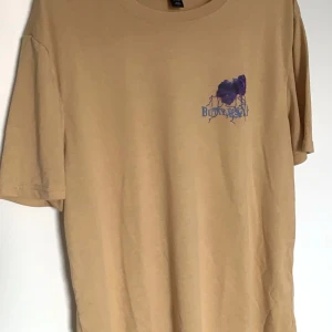 Khaki tshirt - Ny, oanvänd 