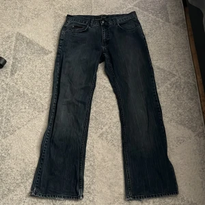 Jeans - Säljer dessa sjukt feta jeans då jag inte finner någon användning av dem. Som ni ser så finns det tydliga tecken vid benända att dem är använda men annars inga fler tydliga defekter