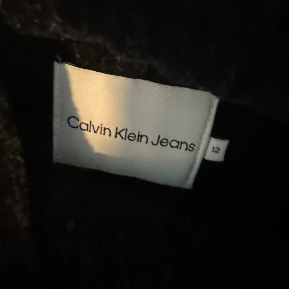 En väldigt fin och mysig svart Calvin Klein tröja, har tyvärr inte kommit till användning så mycket. I bra skick. . Tröjor & Koftor.