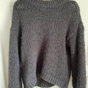 Mörkgrå stickad tröja  - Mörkgrå stickad tröja ifrån veromoda🥰