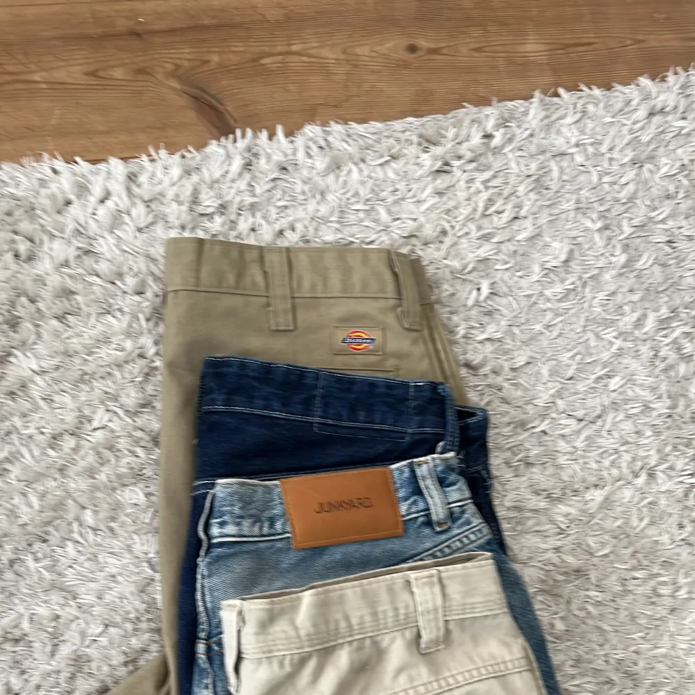 4 par baggy jeans av olika märken (Dickies, HM, Junkyard, Wrangler) De är i bra skick och passar mellan 170-180 (skriv för exakta storlekar) HM mörkblå- 100kr Dickies beige- 250kr Junkyard blå- 250kr Wrangler gräddvit- 150kr Alla- 650kr. Jeans & Byxor.