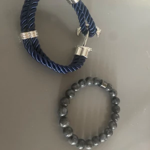 Två stycken armband - Två stycken armband som säljs för 100 kr + frakt. Är ett armband som är snyggt till sommaren och bara om man vill vara extra fin. Kommer i ett extremt bra skick, kom privat som du är intresserad.