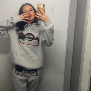 Trapstar sätt - Jag säljer detta trapstar sättet då jag tycker att den är lite för stor för mig och nästan aldrig använder. (Det är storlek M i killstorlek)