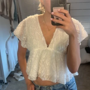 Festtopp - Aaasnajs vit topp som jag tyvärr måste sälja då jag har för många💔💔
