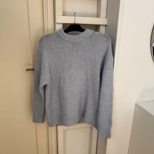 Zara stickad - Ljusblå stickad från Zara i fint skick!  Skriv vid frågor annars köp direkt! 