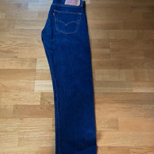 Levi’s jeans mörkblå - Mörkblå Levi’s jeans, använda ett fåtal gånger i storlek W28 L32.