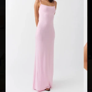 Rosa långklänning  - Jättesöt babyrosa klänning, endast använd en gång så väldigt bra skick. Nypris 300kr🥰