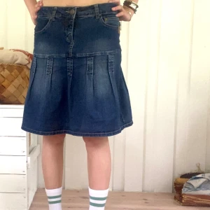 Jeanskjol från Flash - Denimkjol från Flash som är köpt på Sellpy. Den är i gott skick och har inga synliga defekter. 