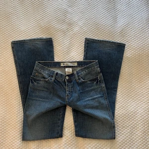 Blå lågmidjade jeans - Super fina blå lågmidjade bootcut jeans som tyvärr är för stora för mig🙁Midjemåttet är 37 och innerbenet är 78/79 cm