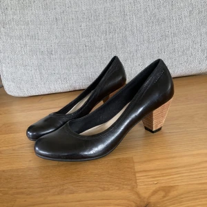 Pumps från vagabond  - Sparsamt använda pumps. Mycket bekväma. Passar lika bra till kontoret som utekvällen. 