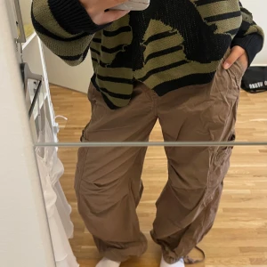 Lågmidjade cargo pants - En av mina favoritbyxor. Men nu det dags att sälja dem. Riktigt bekvämt och bra material. Jag har använt den mycket. Byxan har två extra fickor nere och finns det knappar. Dragskon under byxorna kan justeras för att sitta åt eller löst. ❤️