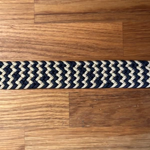 Flätat bälte  - Säljer det här nya och oanvända flätade bältet. Hela bältet bortsett från metallbiten är ca 98 cm långt, men kan stretchas ut till en större storlek. Pris: 99 kr. 